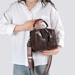 Sac à main marron rétro pour femme, élégant sac bandoulière avec large sangle tendance.