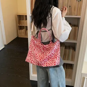 Vista dettagliata della borsa trasparente con stampa leopardata rosa, capiente e chic.