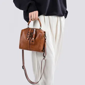 Détail de sac à bandoulière rétro en cuir marron avec finition texturée et sangle chic.