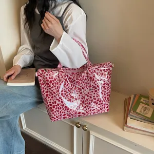 Vista dettagliata della borsa tote stampa leopardato rosa, borsa a spalla trasparente capiente.