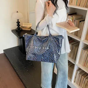 Dettaglio di una elegante borsa tote con stampa leopardata blu, grande capacita per uso quotidiano.