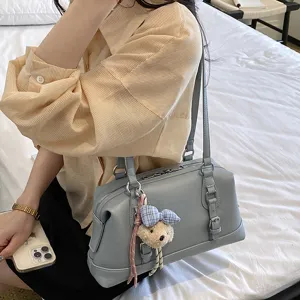 Retro large capacity underarm shoulder bag for women, stylish minimalist commuter daily handbag.