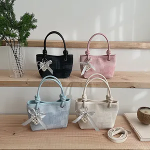 Detailansicht der modischen Damen Eimer Tasche mit Perle Schleife Anhänger, stilvoll chic.