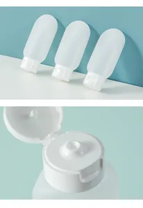 Détail en gros plan du bouchon distributeur et du corps en PE givré pour flacon de voyage cosmétique.