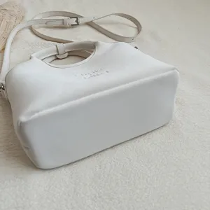 Weiße minimalistische Schultertasche Umhängetasche Damen, vielseitig für Alltag.
