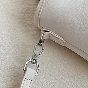 Nahaufnahme der weissen PU-Ledertasche mit eleganten silbernen Metall-Verbindungshaken.