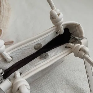 Minimalistische Beuteltasche Detailansicht mit Knotengriffen und strukturiertem Stoff.