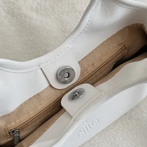 Weißes PU Leder Schultertasche Eimer Tasche Innendetail mit Magnetverschluss und Reißverschluss.