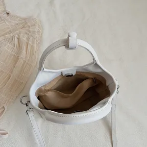 Weisse Beuteltasche Detailansicht, minimalistische PU Leder Umhaengetasche fuer Damen Alltag.