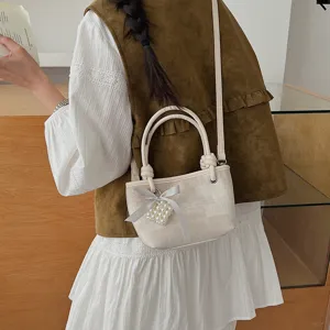 Elegante weiße Eimer tasche mit Perlenherz-Anhänger und grauer Schleife für Damen.
