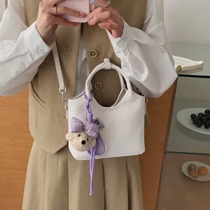 Weißer Eimerbeutel mit Bärenanhänger, elegantes minimalistisches Design für Damen Pendeln.