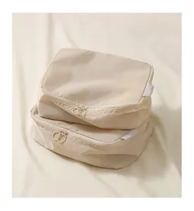 Beige reispakkers detailweergave, dubbele rits compressietassen voor koffer organisatie.