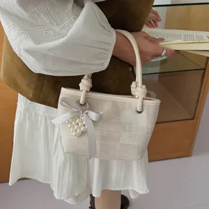 Schicke minimalistische Eimerhandtasche für Damen, elegantes Canvas-Patchwork mit Perlenherz.