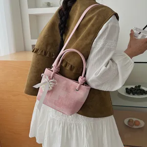 Rosa karierte Beuteltasche Detailansicht mit Schleife und Perlenanhänger für den Frühling.