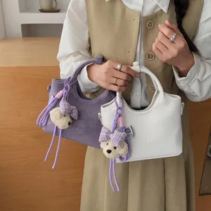 Modische elegante Damen Umhängetasche Eimerbeutel mit süßem Plüschbären Anhänger Alltag.