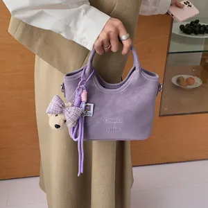 Elegante violette PU Leder Beuteltasche mit süßem Bärenanhänger, stylische Umhängetasche für Damen.
