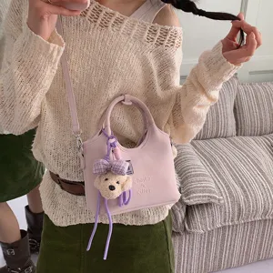 Schicke rosa PU-Leder Beuteltasche mit süßem Hund-Anhänger und stilvollem geprägten Logodetail.