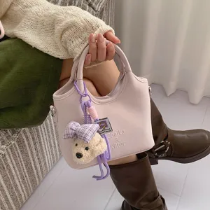 Minimalistische rosa Eimer Tasche mit Bärenanhänger, schicke Umhängetasche für Damen neu.