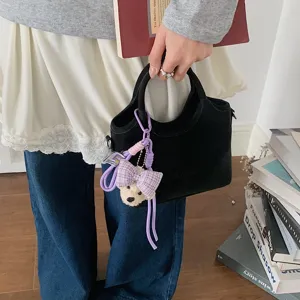 Schwarze Bucket Bag Umhängetasche Detailansicht mit niedlichem Plüsch Schleife Schlüsselanhänger