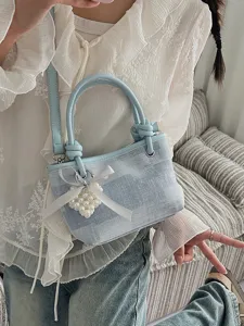 Modische hellblaue Jeans-Eimer Tasche für Damen, schicke Umhängetasche mit Perlen-Herzanhänger.