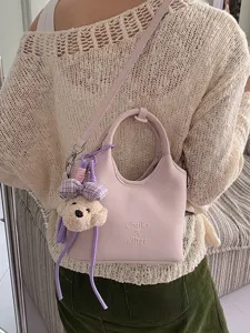 Elegante rosa Beuteltasche mit Bärenanhänger, vielseitige Umhängetasche für Damen im Frühling.