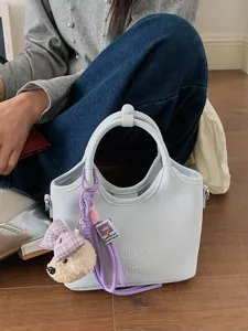 Elegante hellblaue Eimer Tasche mit süßem Anhänger, vielseitige Umhängetasche für Damen.