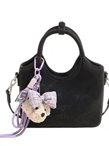 Modische schwarze Beuteltasche mit süßem Plüschwelpen-Anhänger, lässige Umhängetasche für Damen