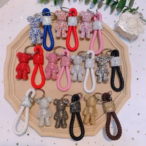 Dettaglio portachiavi orso con strass, ciondolo brillante per borse e chiavi auto.