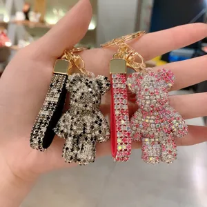 Elegante portachiavi con orsetto in strass scintillanti, perfetto accessorio per borsa.