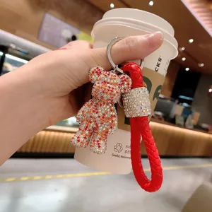 Portachiavi orsetto con strass e cinturino intrecciato rosso simpatico ciondolo per borsa.