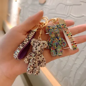 Dettaglio portachiavi orsetto con strass, ciondolo luccicante in cristallo per borsa e chiavi auto.
