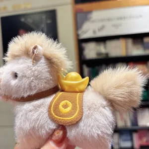 Süßes Plüschtier Anhänger zum Jahr des Pferdes mit Goldbarren, weiche Cartoon Puppe Tasche Detail.
