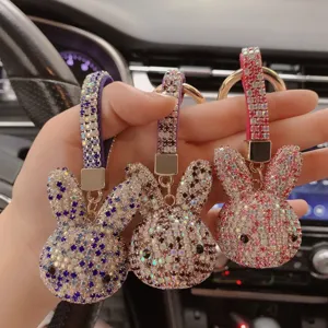 Vue détaillée de porte-clés lapin en strass étincelants, élégants anneaux de voiture.