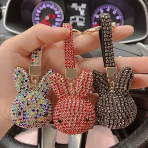 Gros plan sur le porte-clés lapin en strass, breloques en cristal scintillant avec anneau en métal.