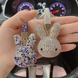 Gros plan de porte-clés lapin en strass étincelant, détail de pendentif lapin cristal.