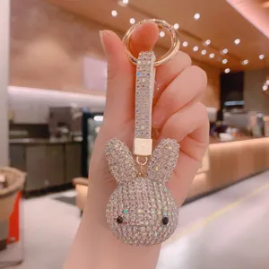 Vue détaillée du porte-clés lapin en strass étincelant avec anneau doré élégant.