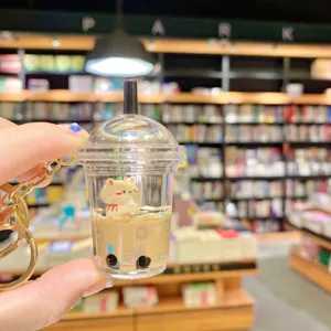 Detalle llavero osito bubble tea líquido, colgante taza acrílica transparente mono.