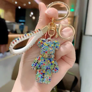 Portachiavi orso con strass colorati con ferramenta in metallo dorato e ciondolo in cristallo brillante.