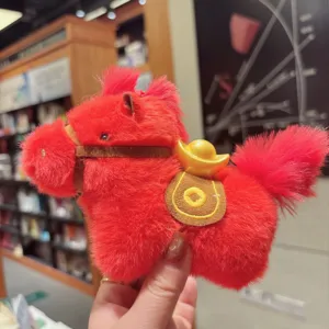 Roter Plueschpferd Schluesselanhaenger mit Goldbarren, gluecklicher Maskottchen Anhaenger.