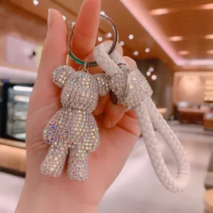 Portachiavi orsetto con strass carino con cinturino in pelle intrecciata bianca per borse.