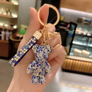 Dettaglio portachiavi orsetto con strass scintillanti, cristalli luminosi e metallo.