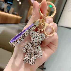 Portachiavi orsetto con strass, cristalli brillanti, cinturino viola, finiture dorate.