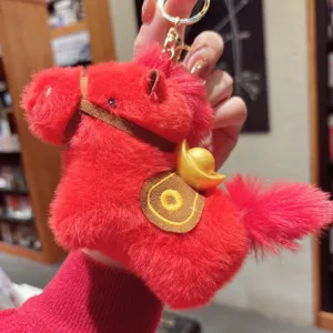 Roter Plüschpferd Schlüsselanhänger mit Goldbarren Anhänger, süßer Maskottchen Taschenanhänger