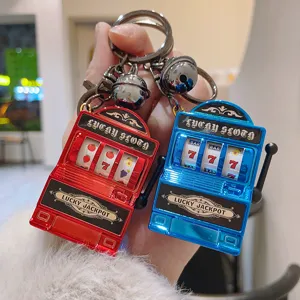 Gros plan sur le porte-clés machine à sous en métal créatif, présentant des détails raffinés.