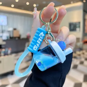 Primo piano dettagliato del portachiavi a tazza con sabbia mobile blu e cinturino.