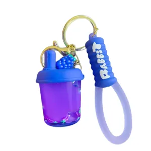 Portachiavi carino viola con sabbia mobile e ciondolo a tazza, accessorio elegante per borsa.