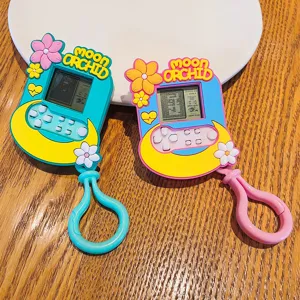 Lindo llavero de juego electrónico mini con funda de silicona colorida y correa práctica.