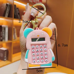 Detalle llavero calculadora osito tierno, colgante de dibujos animados portátil para bolso.