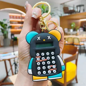 Primer plano detallado de un llavero calculadora de oso creativo con silicona y anillo.