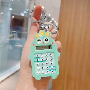 Lindo llavero de calculadora de dibujos animados mini calculadora portátil colgante para bolsos.